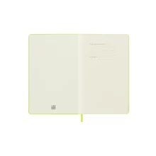 Бележник MOLESKINE A5 с твърда корица и еластична лента, отворен на празна страница