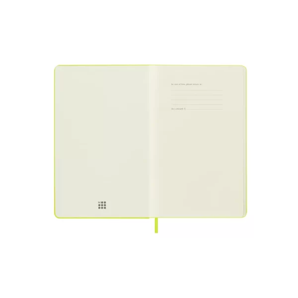 Бележник MOLESKINE A5 с твърда корица и еластична лента, отворен на празна страница