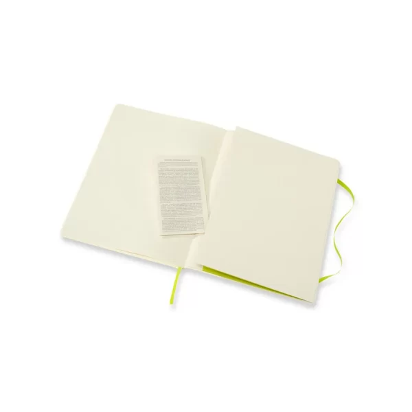 Бележник Moleskine XL с мека корица в черен цвят, отворен на празна страница