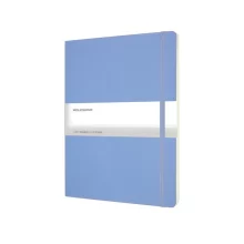 Бележник Moleskine XL в комбинация с писалка върху бюро