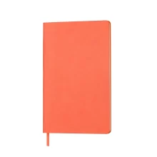 Бележник Audrey А5 в ръцете на човек, готов за писане