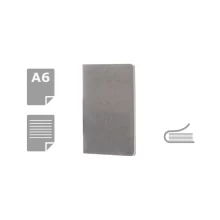 Подредени цветови варианти на тетрадка Moleskine A6 върху дървена повърхност