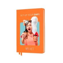 Корицата на Velvet отблизо с фокус върху текстурата