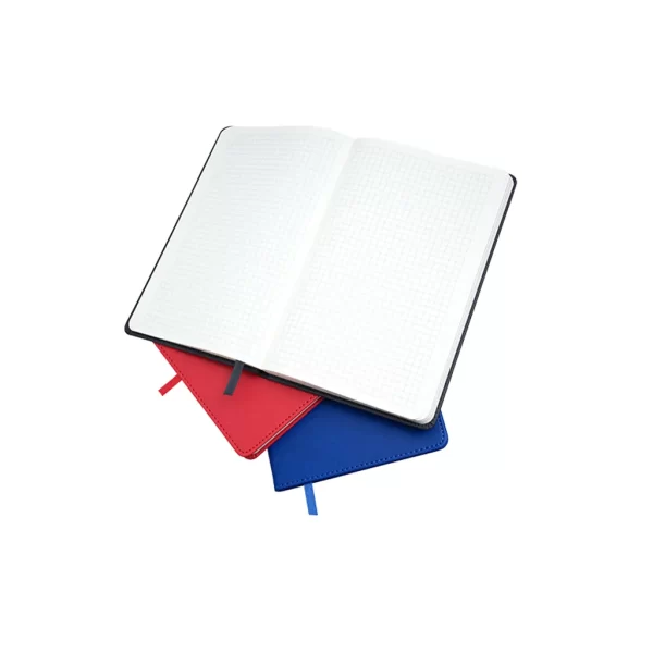 Бележник със шевове, бял бандерол и карирани страници.