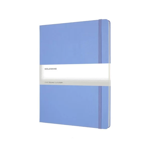 Отворен Бележник Moleskine XL, показващ линирани страници