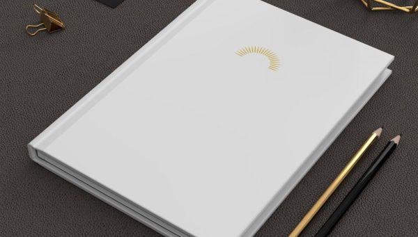 Бележник без дати формат A4 с твърда или мека корица, на редове, наточки, с бели листа