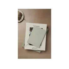 VINGA Mind GRS Дневник, поставен на офис бюро до лаптоп или други работни принадлежности.