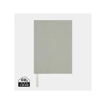 Ръка, пишеща в отворен VINGA Mind GRS Дневник, подчертаваща преживяването на писане.