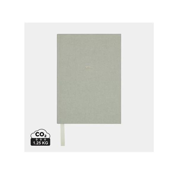 Ръка, пишеща в отворен VINGA Mind GRS Дневник, подчертаваща преживяването на писане.