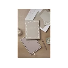 Близък план на шаблонните страници на VINGA Thankfulness GRS Дневник с въпроси и полета за писане.