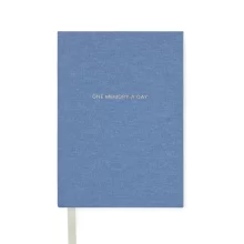 VINGA One Memory a Day GRS Дневник разположен до стайно растение, подчертаващ екологичния му характер.