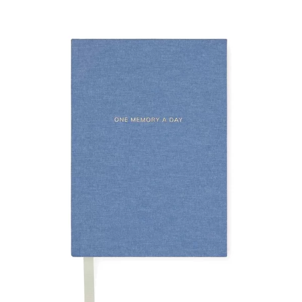 VINGA One Memory a Day GRS Дневник разположен до стайно растение, подчертаващ екологичния му характер.