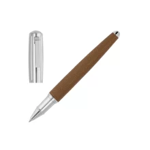 Елегантна визия на комплект BOSS с подчертани хромирани елементи