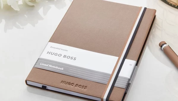 Луксозен тефтер Hugo Boss в кафяв цвят с елегантна ластична лента