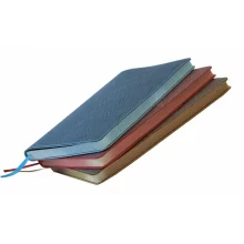 Тефтер с удобна текстилна отметка за бърз достъп до страниците.